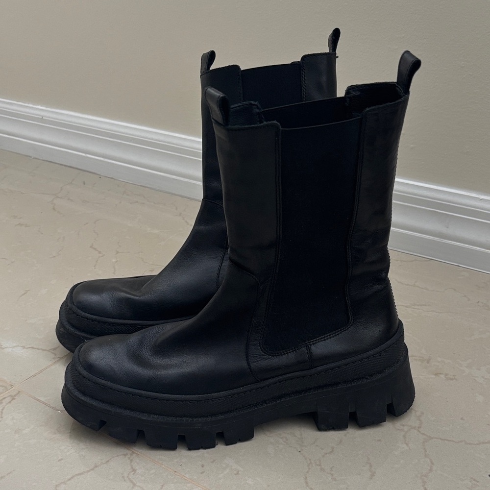 Kenneth Cole Black Chelsea Boots